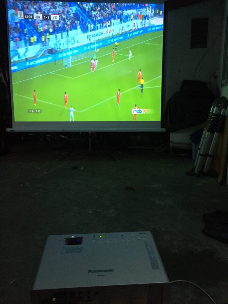 Cho thuê máy chiếu Quận 5 - Phục vụ xem đá banh